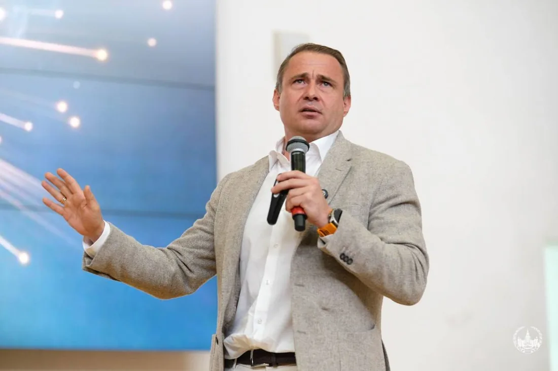 Спикер в светлом пиджаке во время выступления